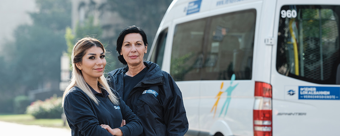 Zwei Personen vor einem Kleinbus