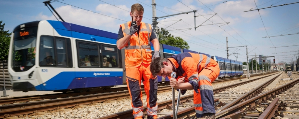 Zwei Personen arbeiten im Gleisbereich
