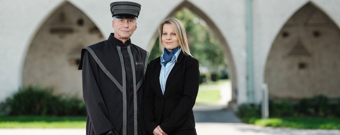 Eine Kollegin und ein Kollege der Bestattung Wien