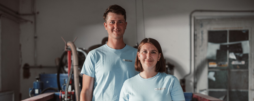 Zwei Personen in einem Steinmetz Betrieb