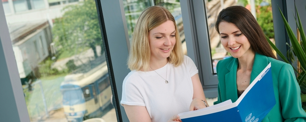 Zwei Personen besprechen ein Dokument