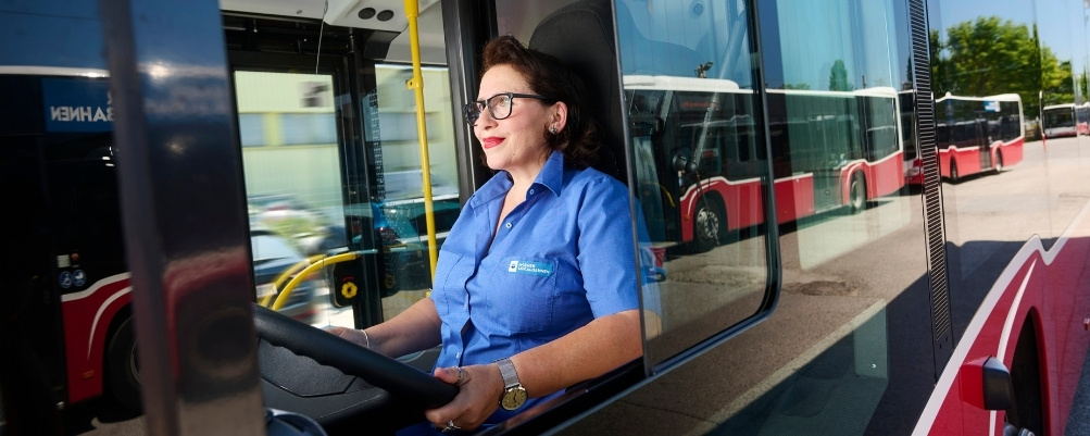 Eine Person lenkt einen Bus