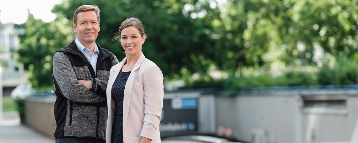 Zwei Personen vor einer Garage