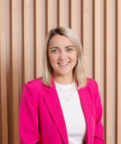 Frau Lisa-Maria Fitz